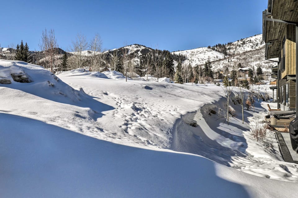 Luxe Park City Townhome w/ Hot Tub: 1/2 Mi to Lift Apartment in Wasatch County
