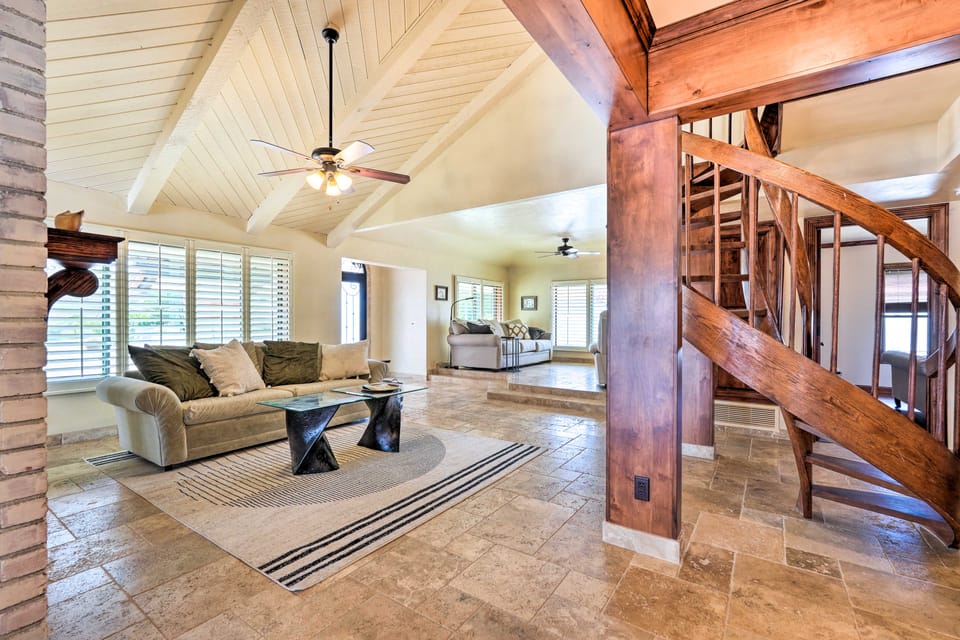 Pool & Putting Green: Group Getaway in Glendale! House in Phoenix