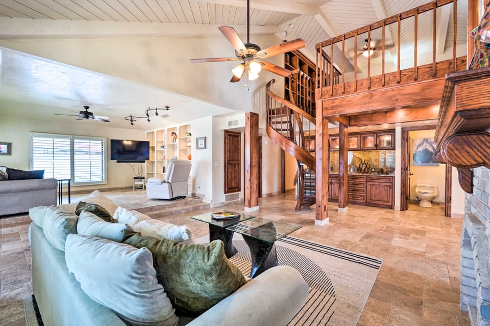Pool & Putting Green: Group Getaway in Glendale! House in Phoenix