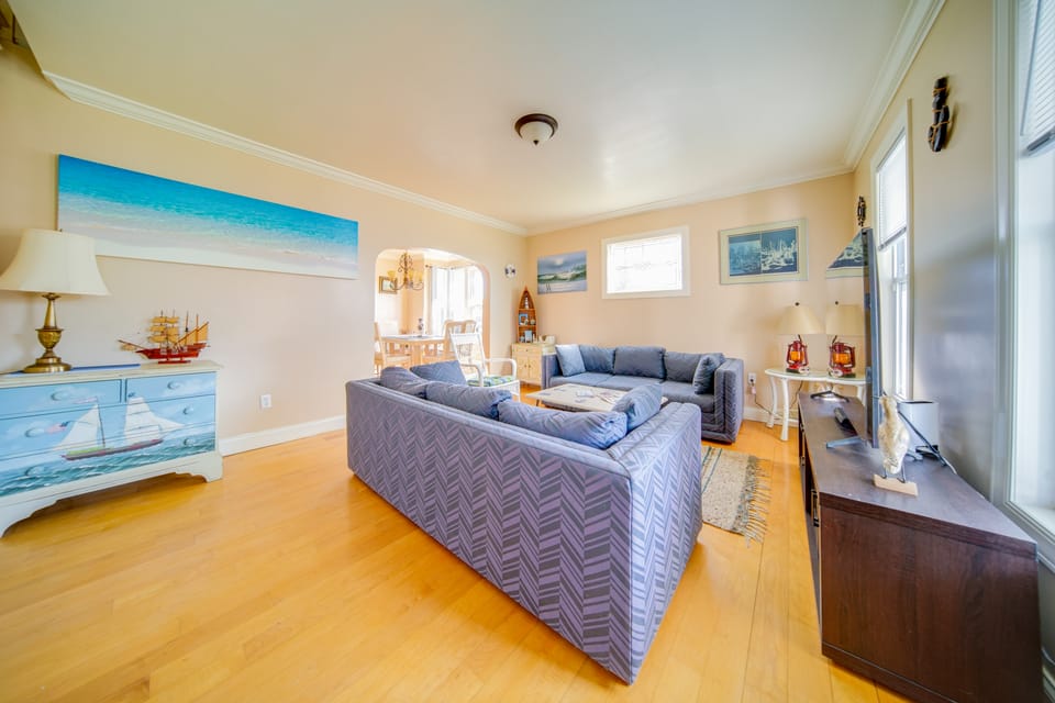 1 Block to Bridge Street: Lake Erie Vacation Home! House in Lake Erie