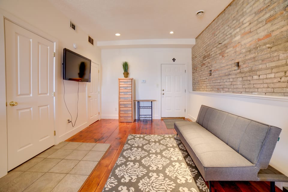 Cozy Lowell Studio ~ 19 Mi to Grand Rapids! Apartment in Michigan