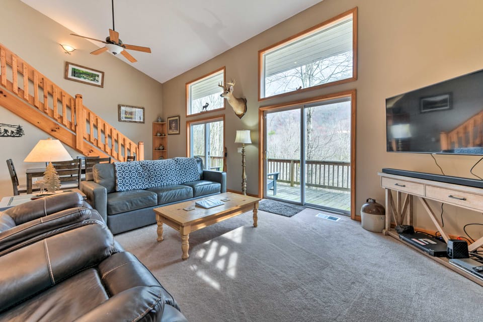 Pet-Friendly Home w/ Deck + Mountain Views! House in Ivy Hill