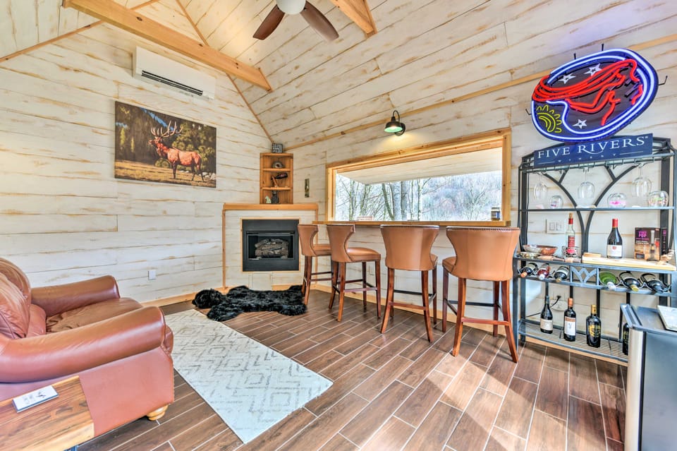 Pet-Friendly Home w/ Deck + Mountain Views! House in Ivy Hill