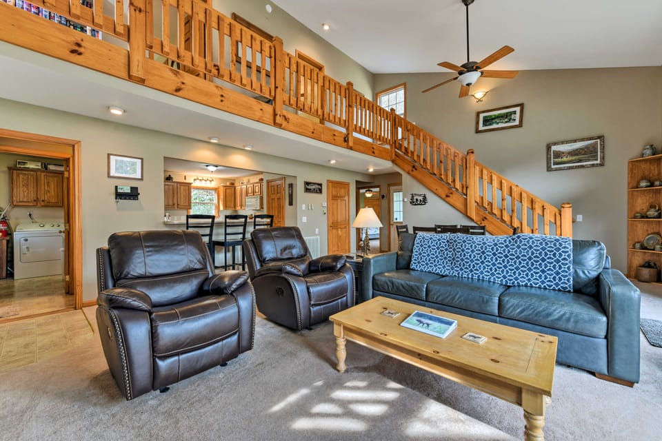 Pet-Friendly Home w/ Deck + Mountain Views! House in Ivy Hill