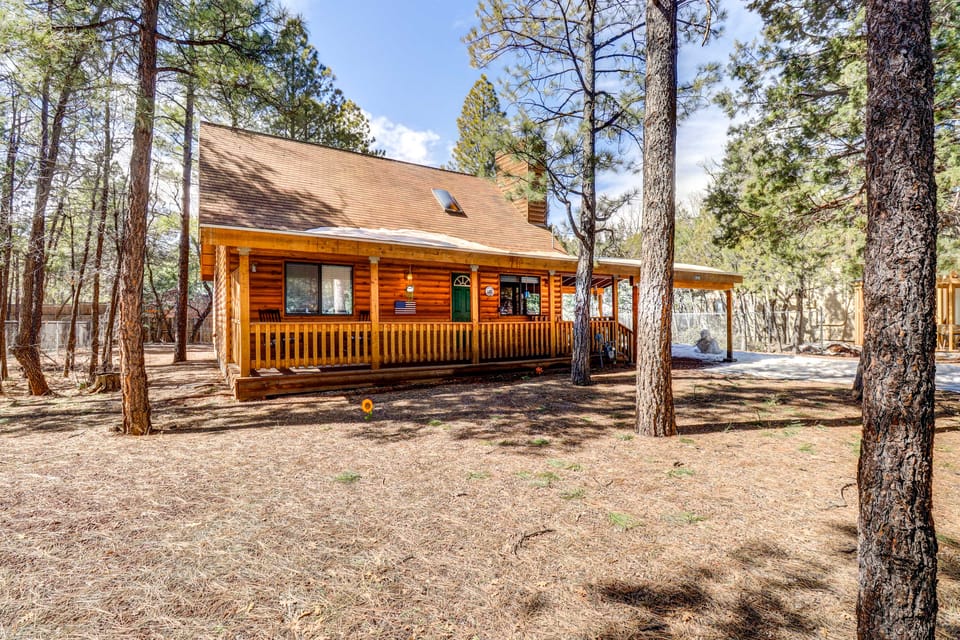 Near Hiking Trails: Wooded Cabin in Lakeside! House in Pinetop-Lakeside