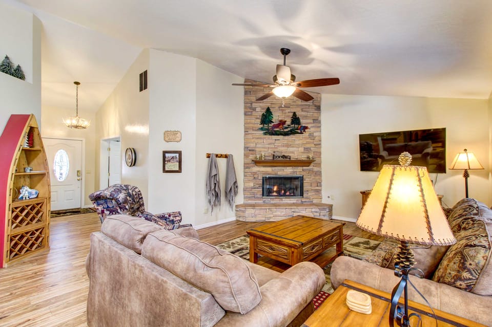 Winter Hikes & Ice Fishing Fun: Cozy Show Low Home House in Show Low