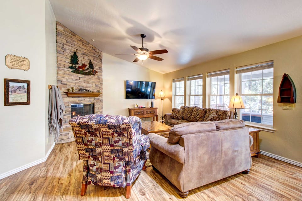 Winter Hikes & Ice Fishing Fun: Cozy Show Low Home House in Show Low