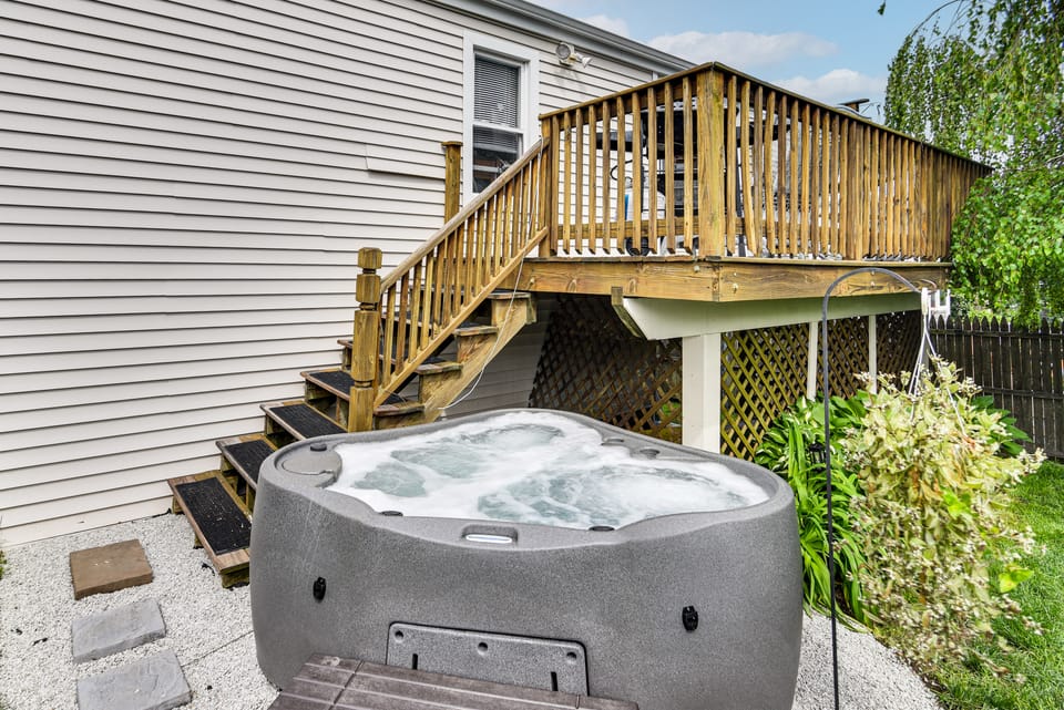 Beautiful Portsmouth Cottage By the Sea w/ Jacuzzi Cottage in Bristol