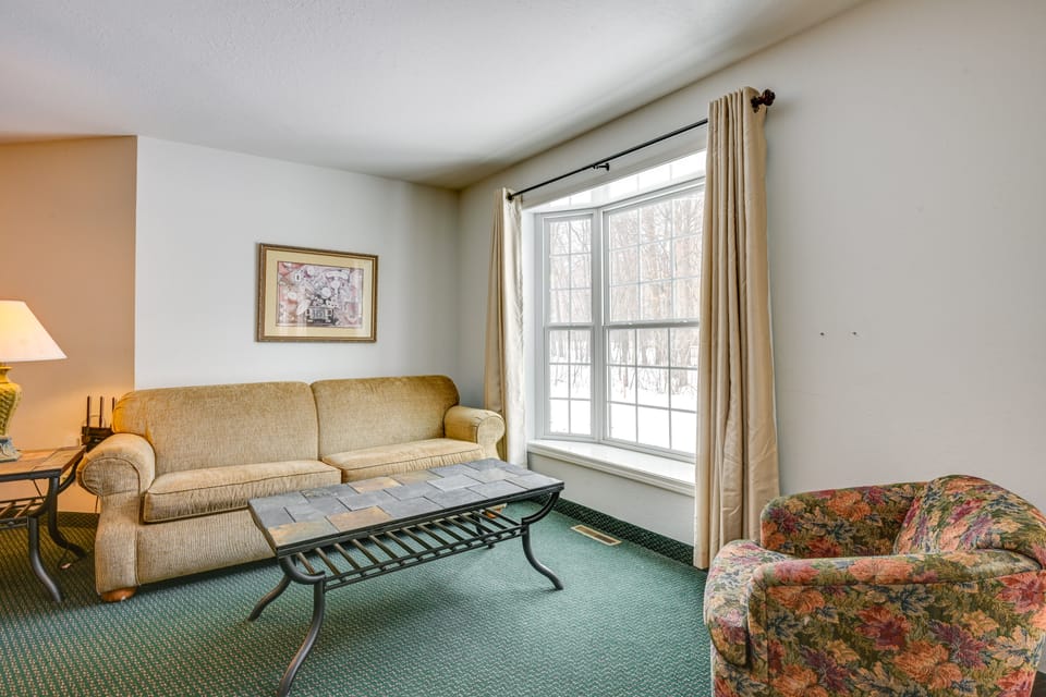 Community Pool & Hot Tub: Pigeon Condo Near Beach Apartment in Michigan