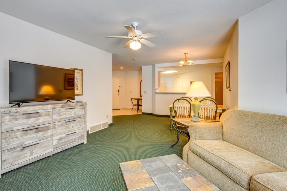 Community Pool & Hot Tub: Pigeon Condo Near Beach Apartment in Michigan