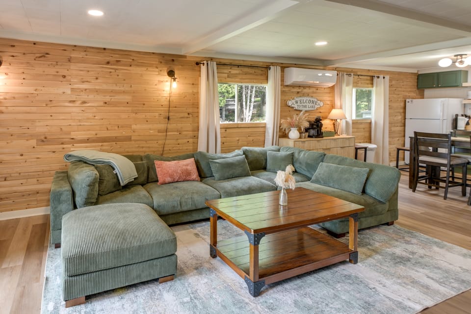 Cozy Maine Lakefront Cabin Rental House in Maine