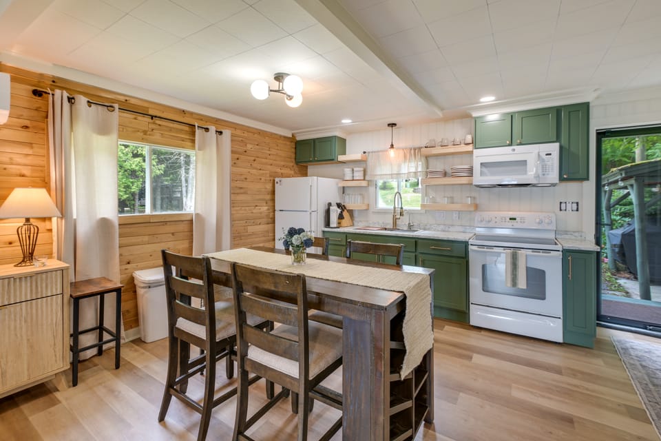 Cozy Maine Lakefront Cabin Rental House in Maine