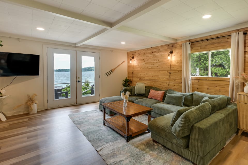 Cozy Maine Lakefront Cabin Rental House in Maine