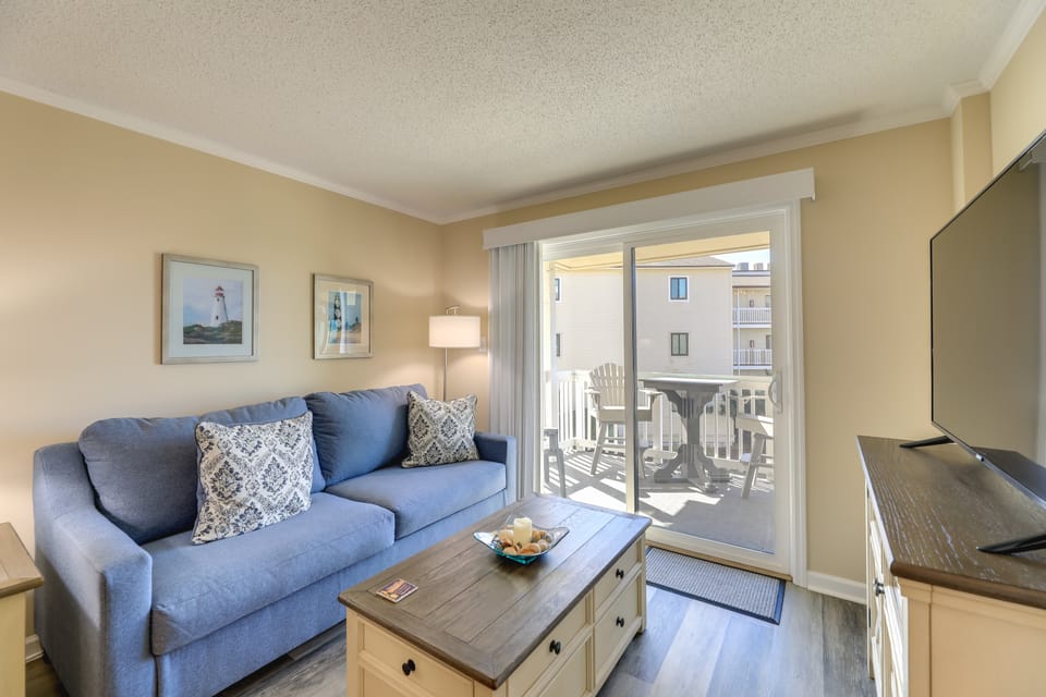Emerald Isle Vacation Rental w/ Resort Pool! Apartment in Emerald Isle