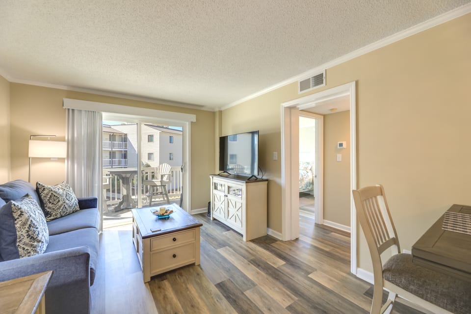 Emerald Isle Vacation Rental w/ Resort Pool! Apartment in Emerald Isle