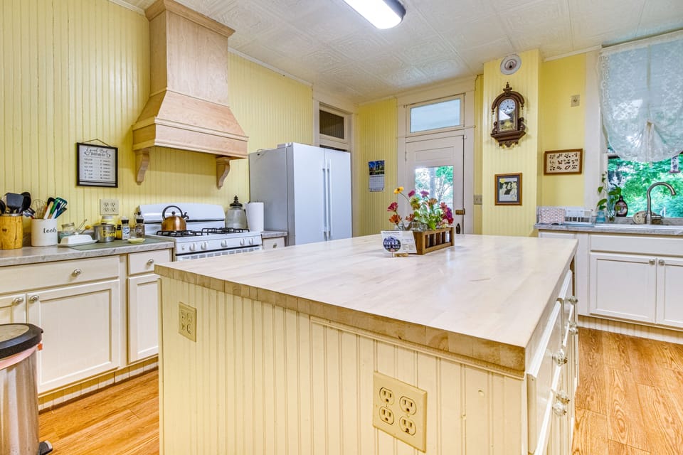 Creekfront Yellville Manor w/ Parlors & Fire Pit! House in Arkansas