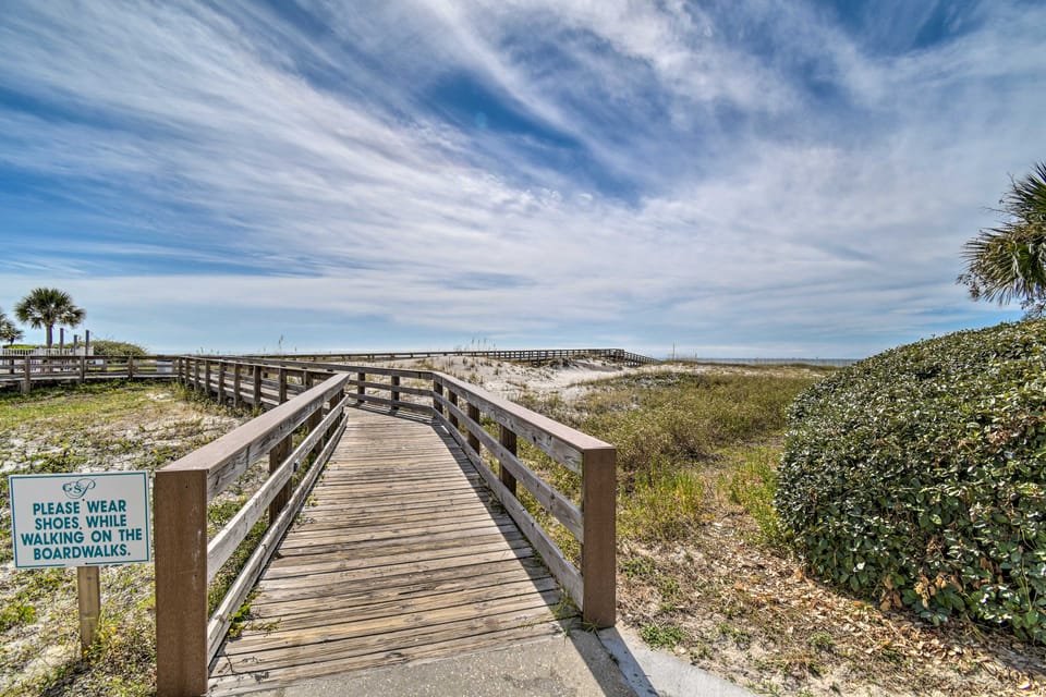 Beach Access, Walk to Golf! Gulf Shores Condo Apartment in Alabama