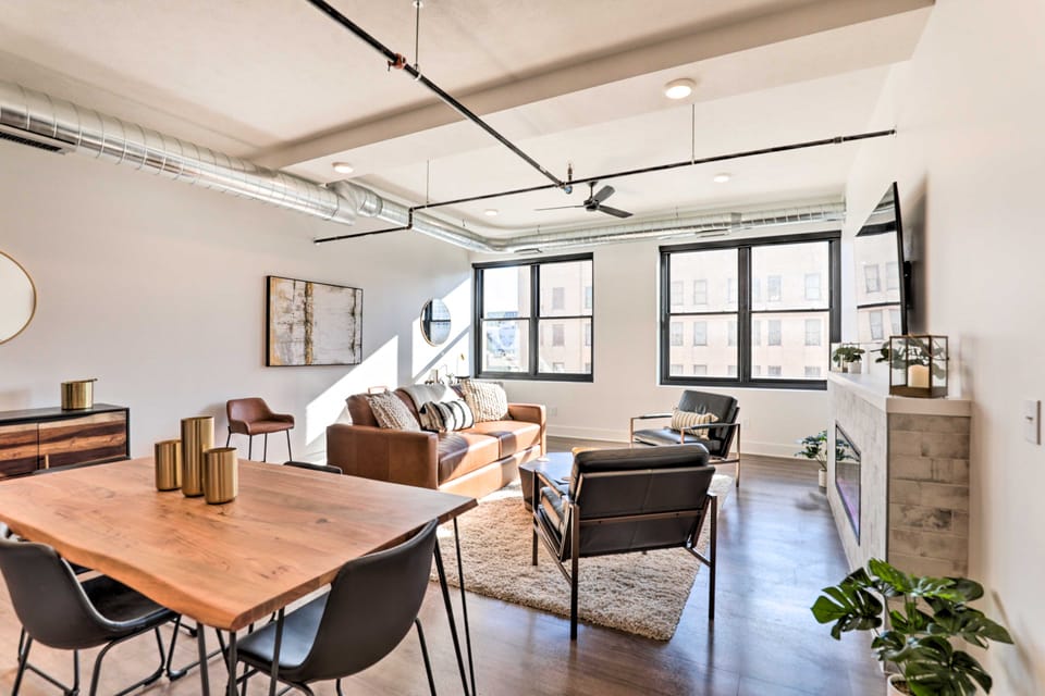 Walk to UNL Campus: Dtwn Lincoln Loft Apt! Apartment in Lincoln
