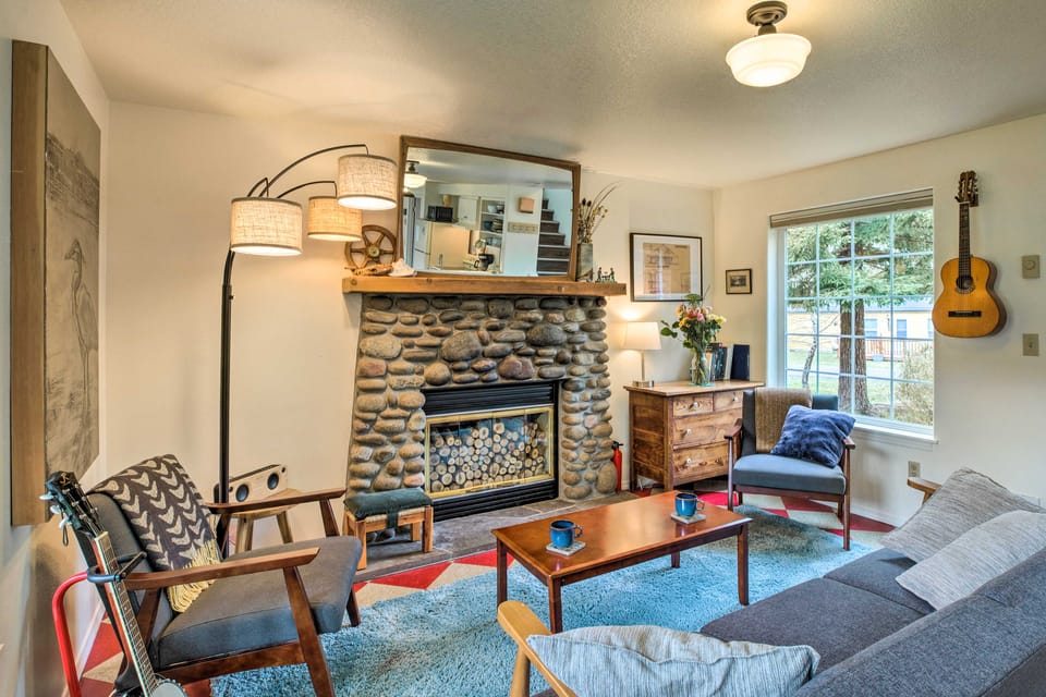 Charming Rockaway Beach House, Walk to Ocean! Cottage in Rockaway Beach