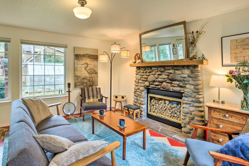 Charming Rockaway Beach House, Walk to Ocean! Cottage in Rockaway Beach