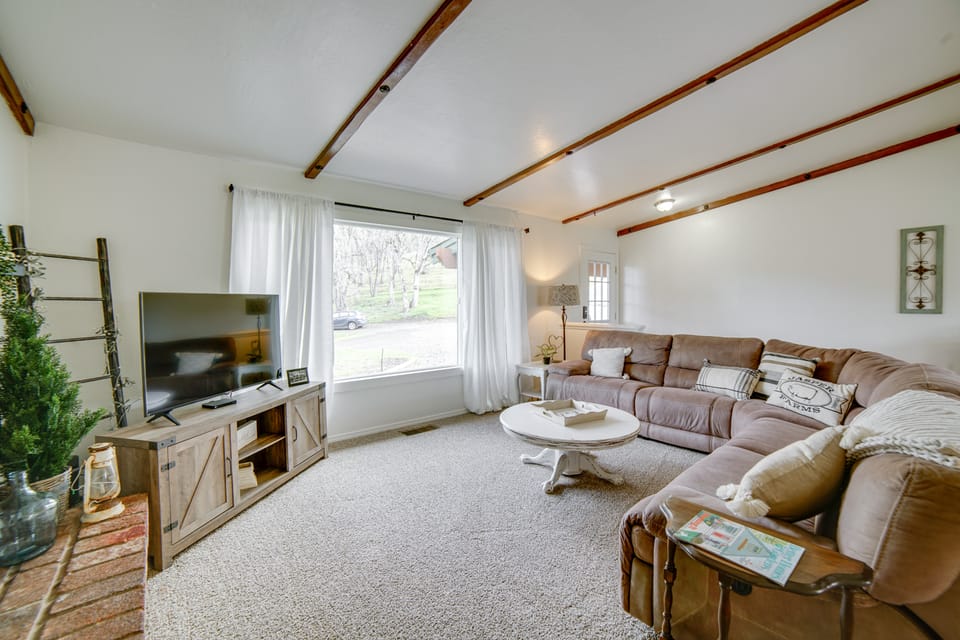 30-Acre Witter Springs Ranch w/ Barn & Views! House in Russian River