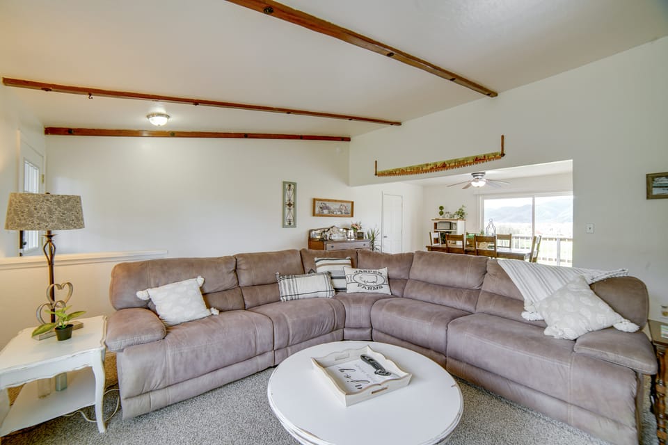 30-Acre Witter Springs Ranch w/ Barn & Views! House in Russian River