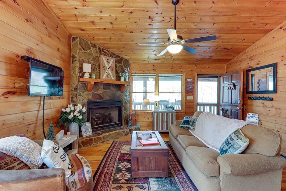 Private Hot Tub! ‘Cherry Beary Den’ in Blue Ridge House in Georgia