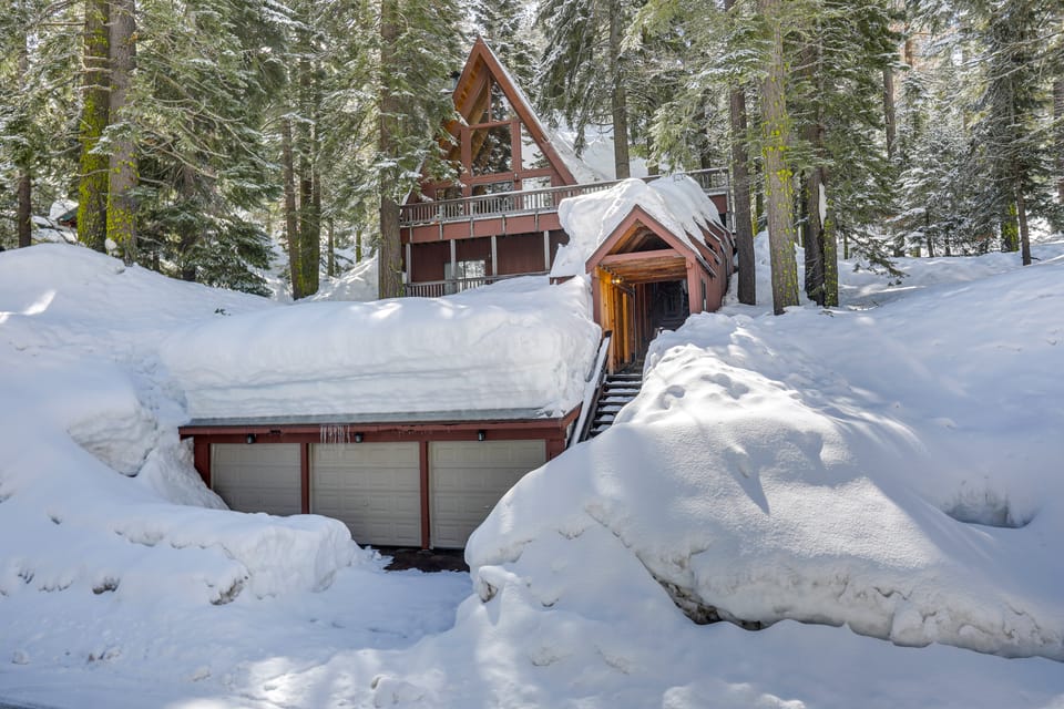 Donner Lake Views: Rustic Truckee Cabin! House in Truckee