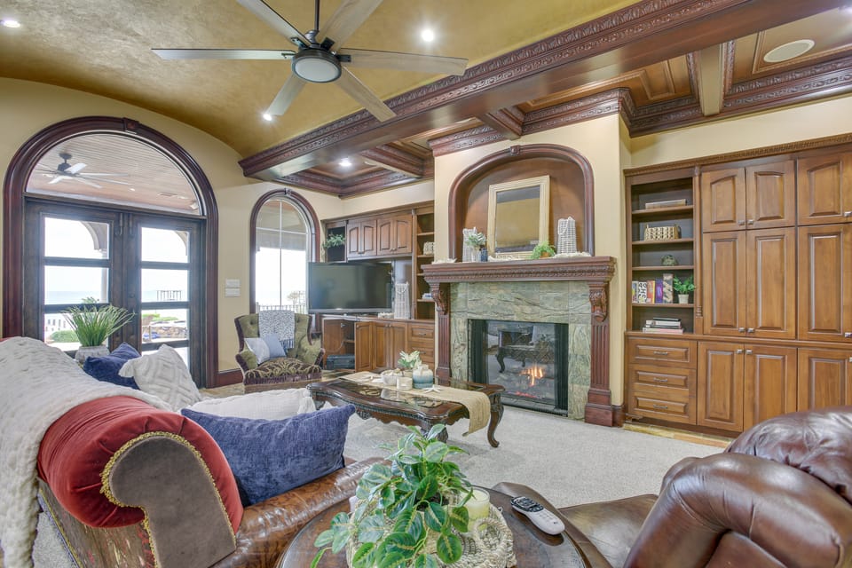 Private Dock + Pier: Luxe Villa on Galveston Bay! Villa in San Leon