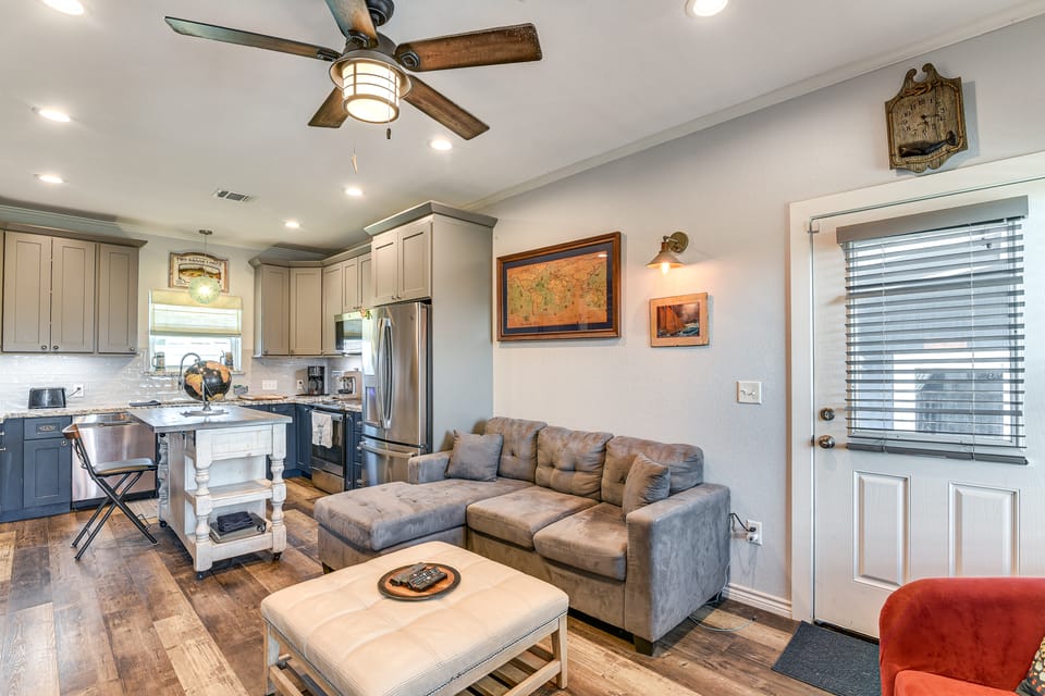 Walk to Sea Isle Beach: Group Getaway w/ Deck! House in Galveston Island