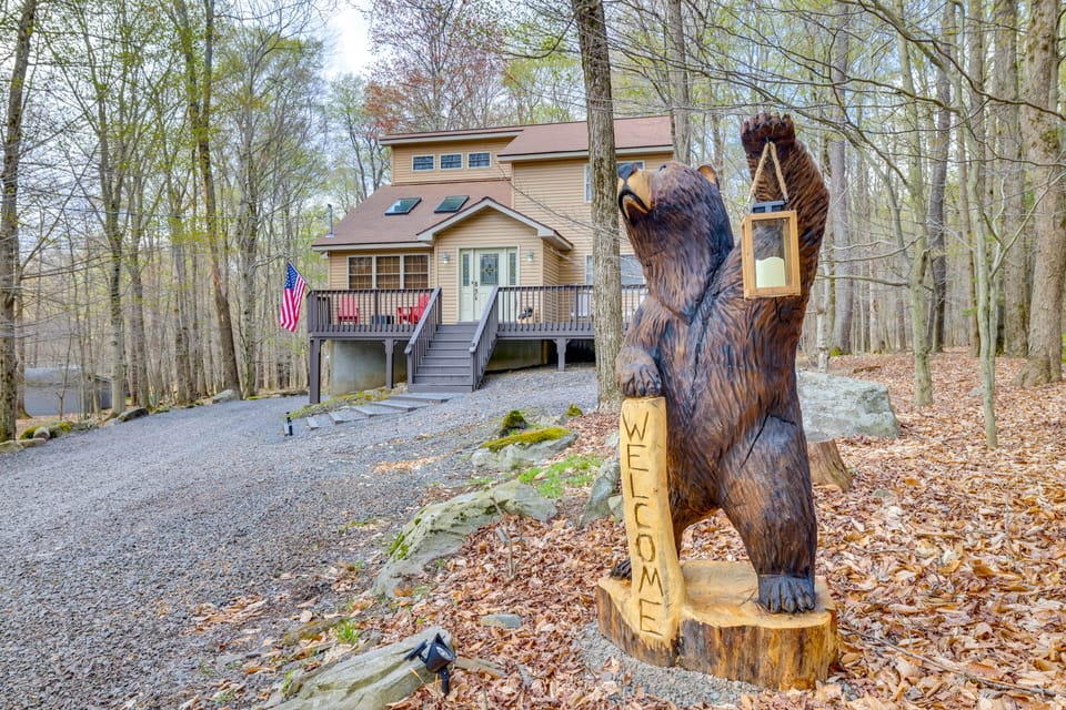 Hot Tub, Game Room! Poconos Home 22 Mi to Slopes House in Pocono Mountains