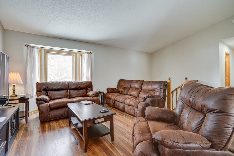 2 Mi to Super Rink: Sporty Group Getaway in Blaine House in Blaine