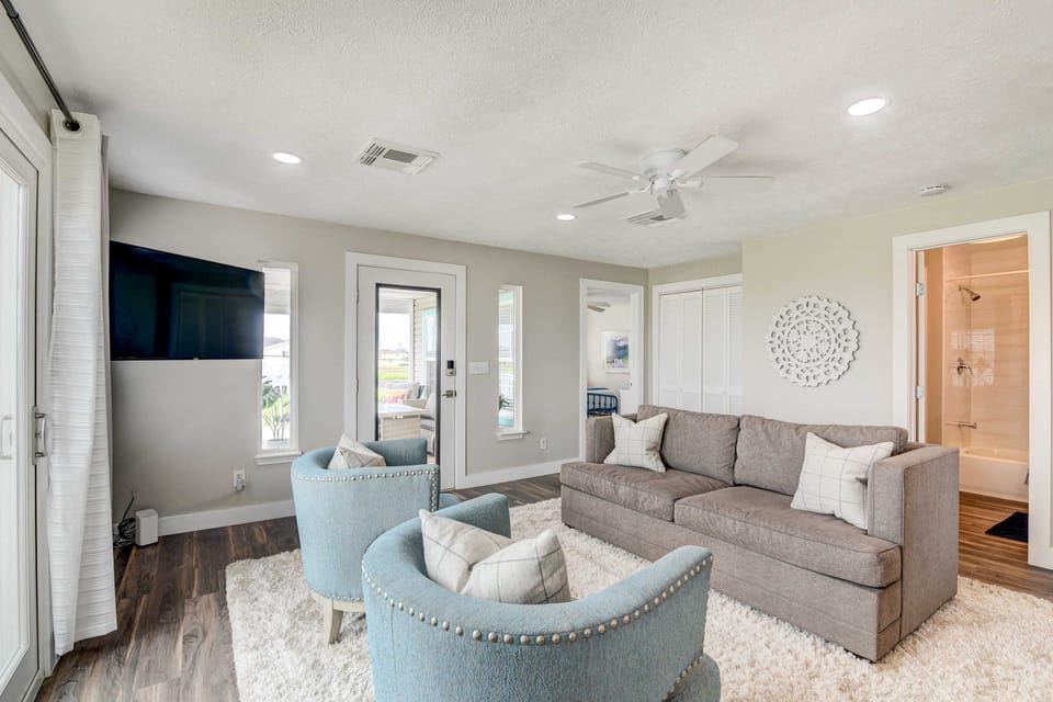 Walk to Beach & Bay: Galveston Home w/ Pier Access House in Galveston Island
