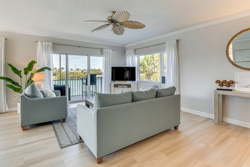 Waterfront Nokomis Condo < Half Mile to Beach! Apartment in Venice