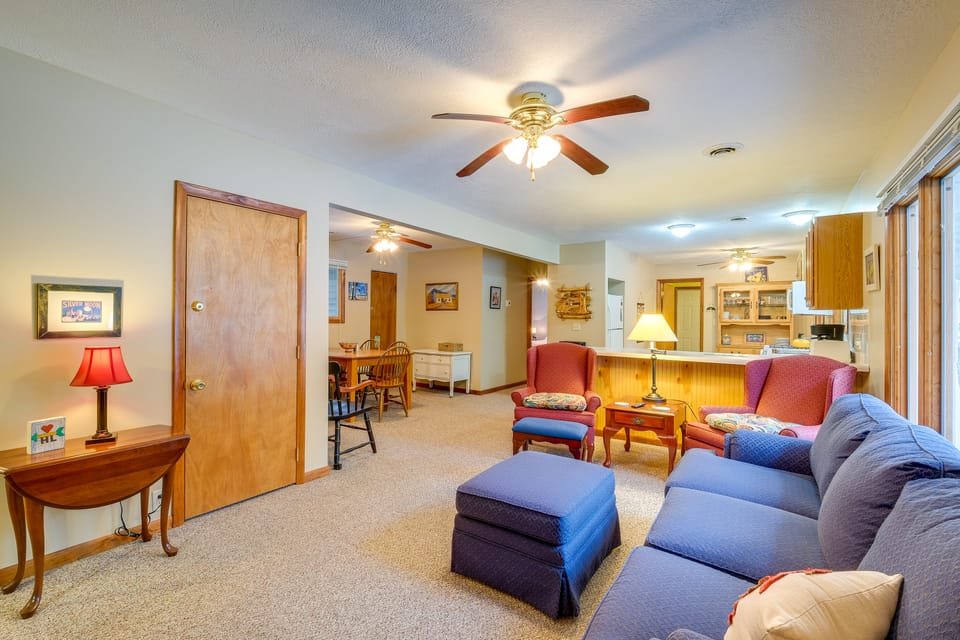 Cozy Cottage w/ Sunroom - Walk to Higgins Lake! Cottage in Michigan