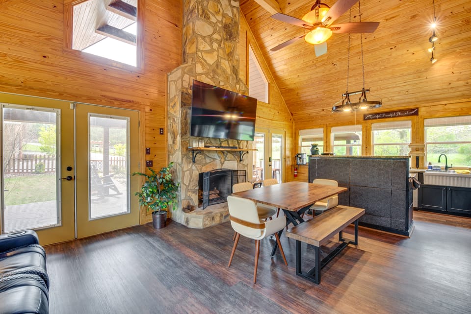 Bowdon Cabin Stay Near Atlanta, Private Pool! House in Georgia