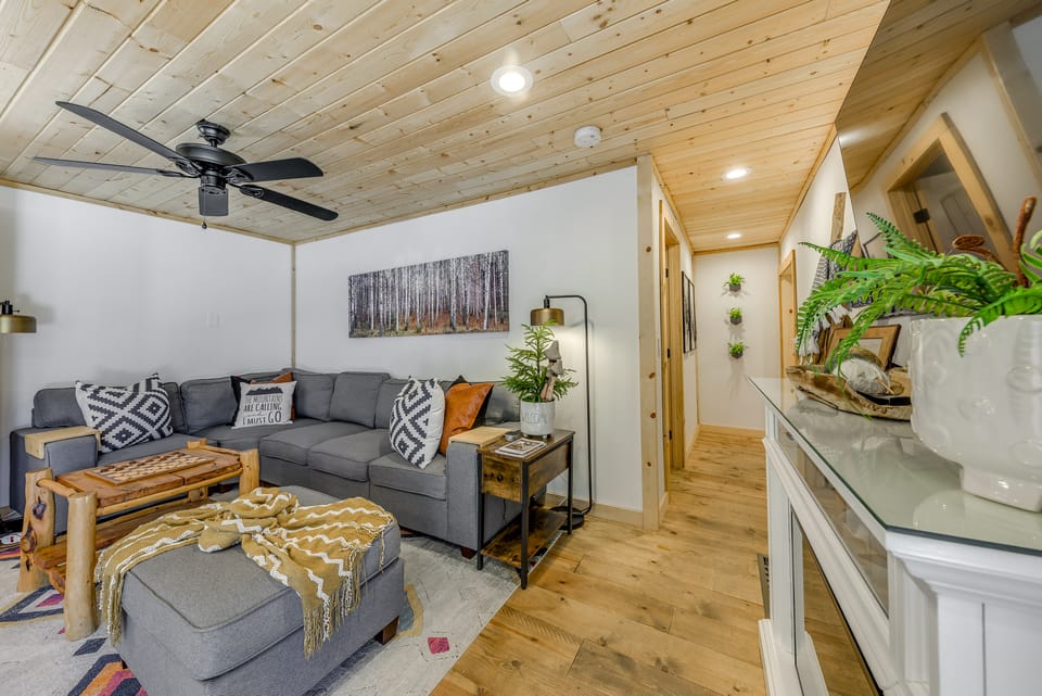 Ruidoso Cabin Rental w/ Hot Tub: Walk to Main! House in Ruidoso