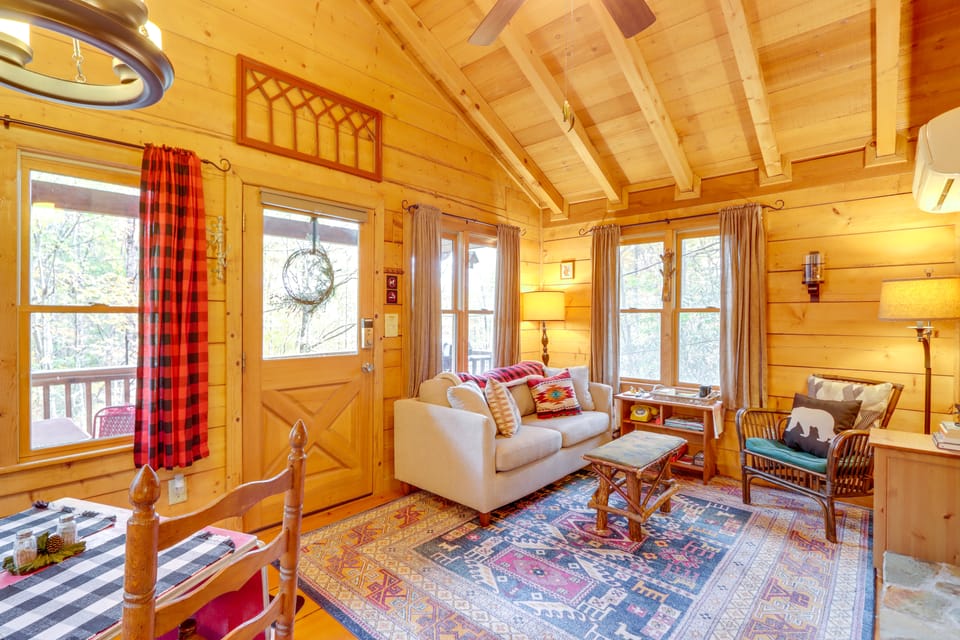 'Little Fox Den’ Ellijay Cabin Rental w/ Hot Tub! House in Georgia
