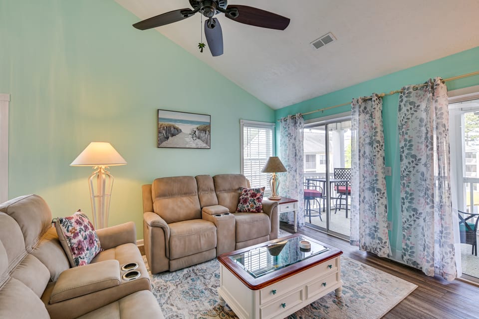 8 Mi to Boardwalk: Myrtle Beach Condo Near Golfing Apartment in Carolina Forest