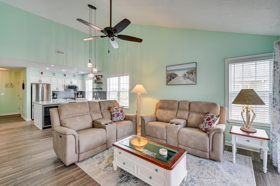 8 Mi to Boardwalk: Myrtle Beach Condo Near Golfing Apartment in Carolina Forest