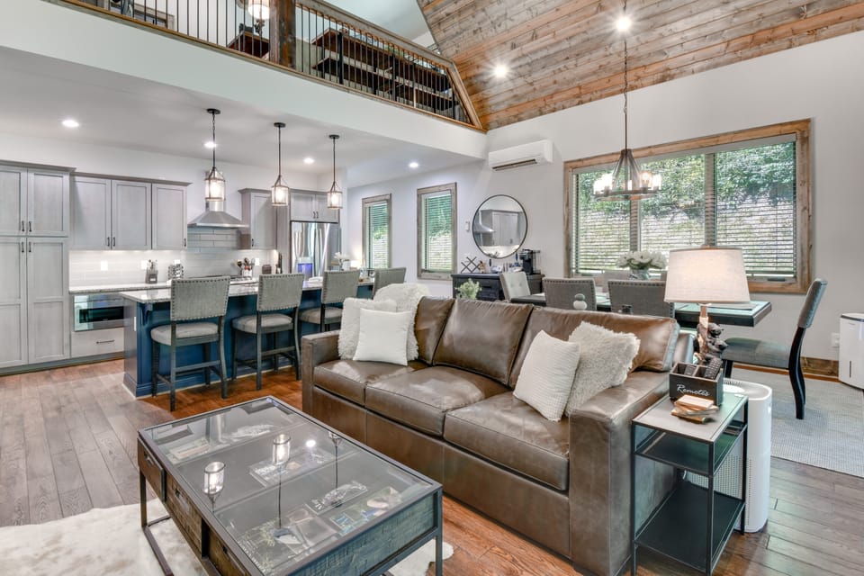 Screened Porch + Yard: Mountain Home By Hiking! Cottage in Tennessee