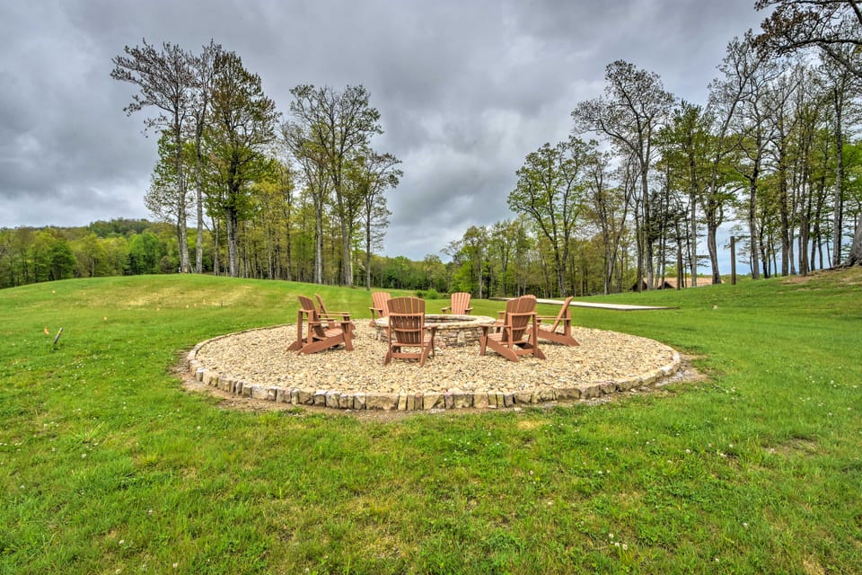 Screened Porch + Yard: Mountain Home By Hiking! Cottage in Tennessee