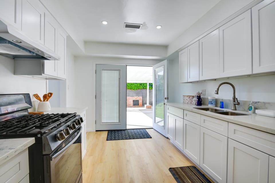 Home Between Los Angeles & Disney! Patio, Yard House in Montebello