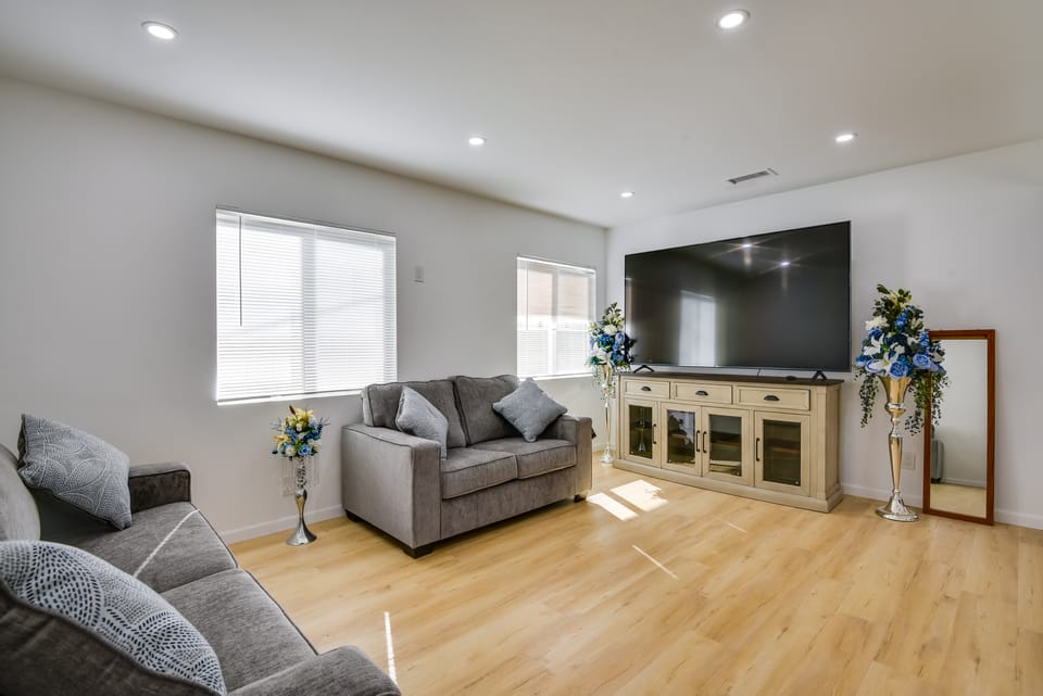 Home Between Los Angeles & Disney! Patio, Yard House in Montebello