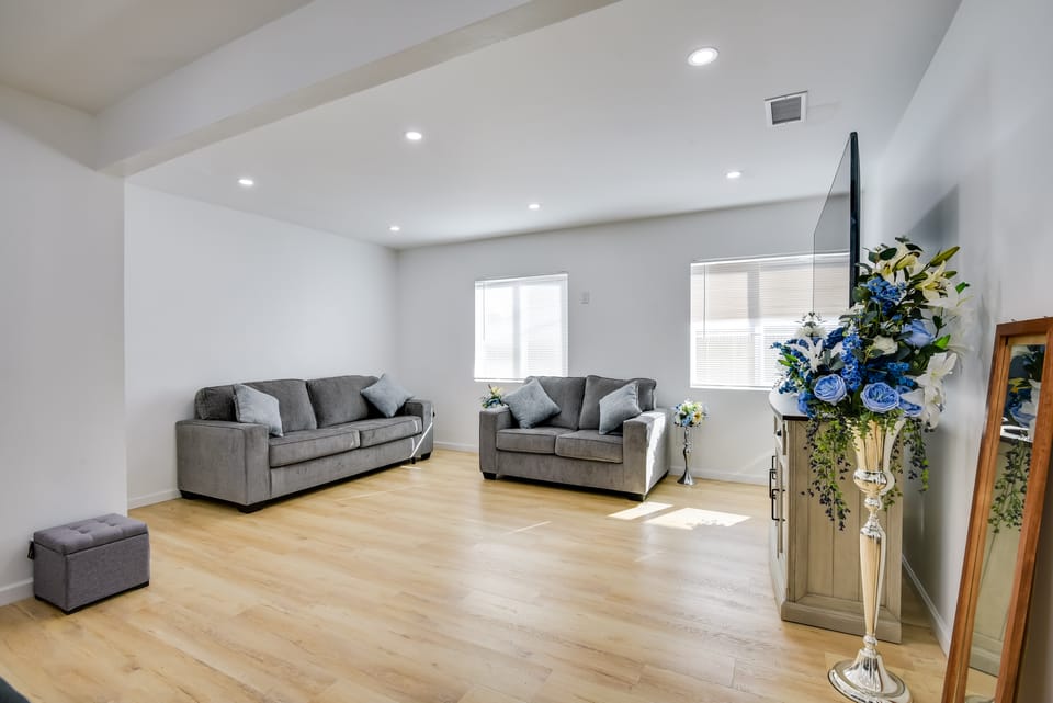 Home Between Los Angeles & Disney! Patio, Yard House in Montebello