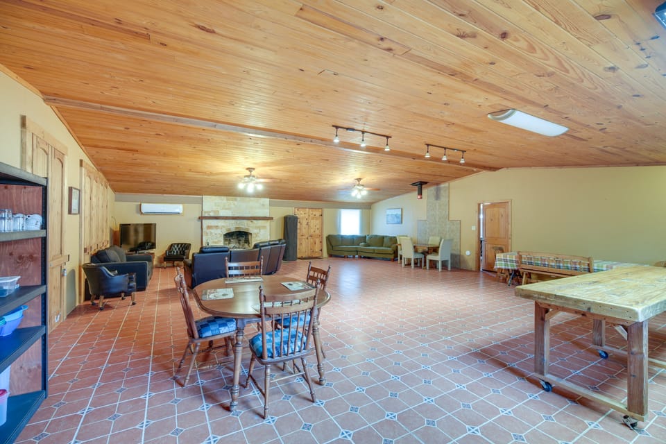 Secluded Texas Hill Country Vacation Rental - Deck House in Rio Grande