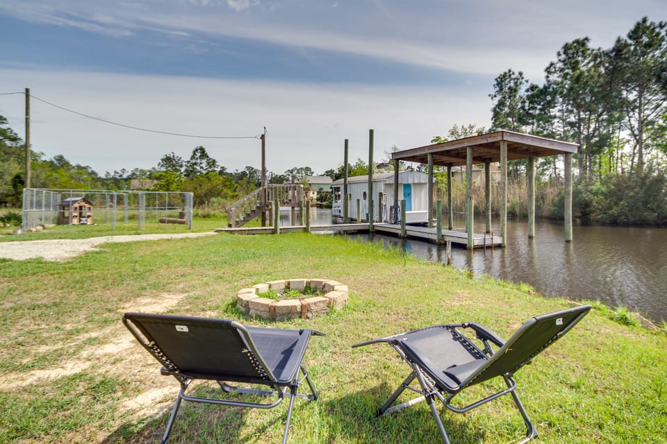 Bay St Louis Houseboat 6 Mi to Old Town & Beach! Apartment in Mississippi