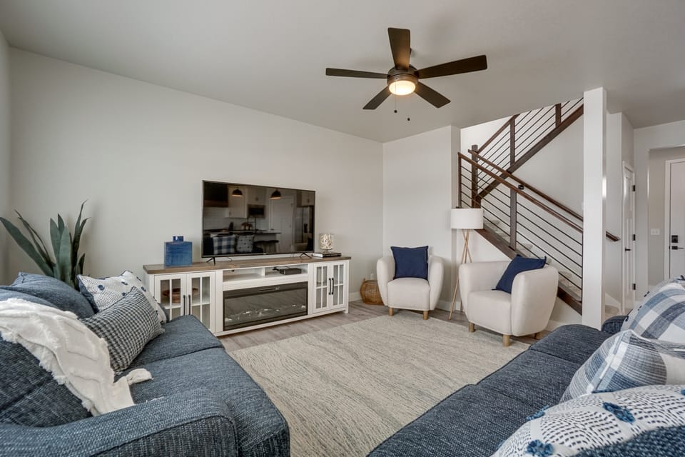Family-Friendly Townhome ~ 2 Mi to Windsor Lake! Apartment in Colorado