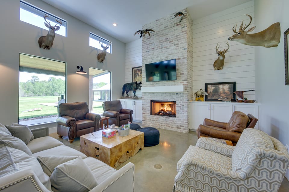 Modern Kennard Cabin w/ 3 Casitas - Walk to Pond! House in Texas