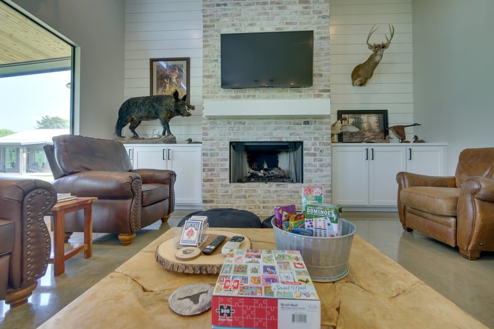 Modern Kennard Cabin w/ 3 Casitas - Walk to Pond! House in Texas